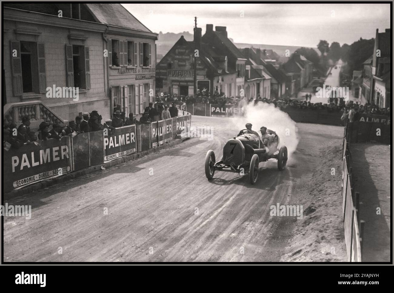 1913: Großer Preis von Frankreich mit Felice Nazzaro im Auto Nr. 7, der um eine Straßenecke fährt. Das Rennen fand auf der Aisne-Rennstrecke bei Amiens statt, einer Straßenstrecke mit öffentlichen Straßen, die für den Rennwagen Nr. 7 gesperrt waren: Nazzaro fuhr einen Fiat 806, ein Auto, das für seine Geschwindigkeit und Technik bekannt war. Das Rennen 1913 war für den harten Wettbewerb zwischen mehreren Herstellern bekannt, darunter Fiat, Mercedes und Peugeot. Stockfoto