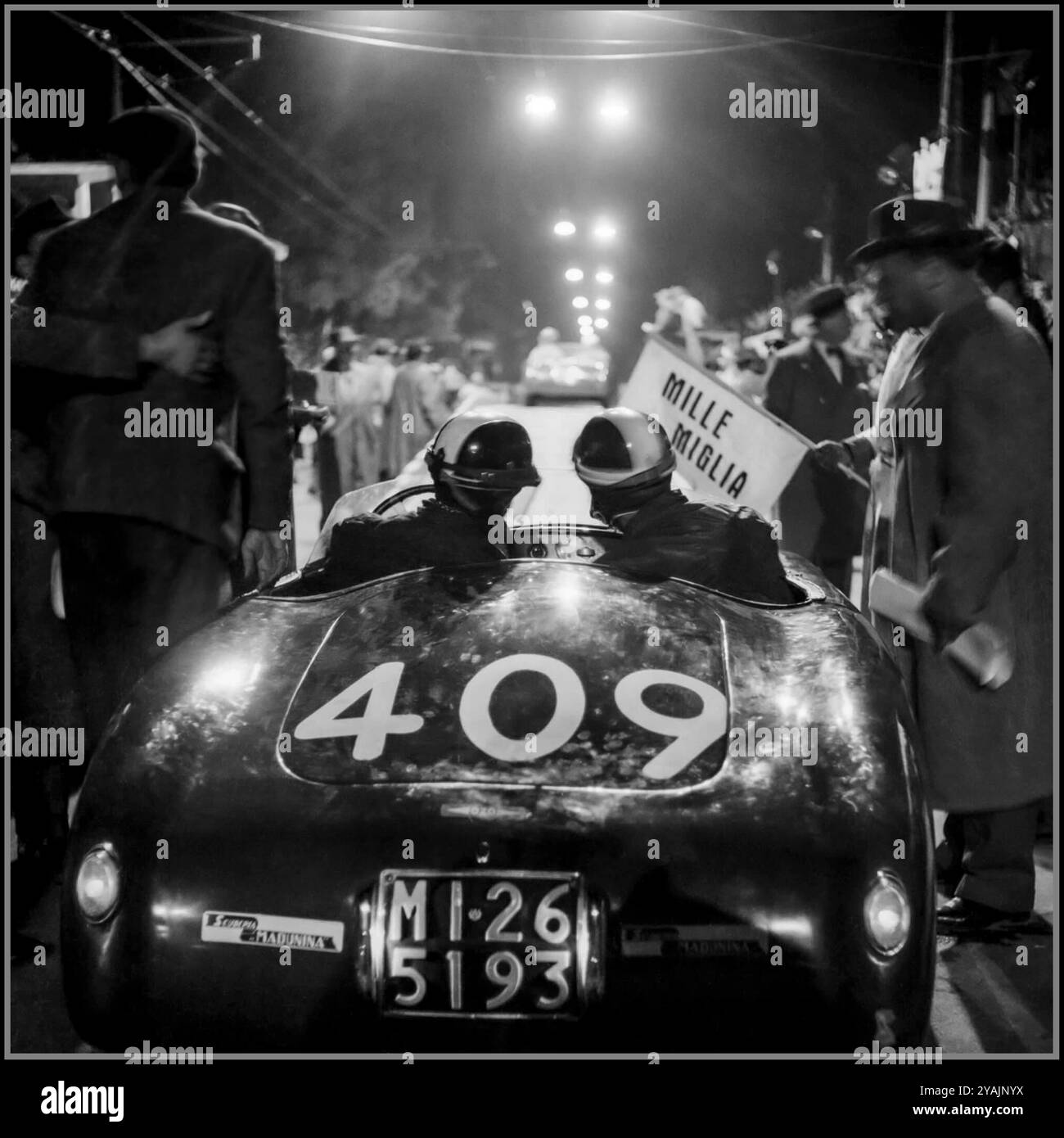 MILLE MIGLIA startete am 29. April 1956 in Mille Miglia mit der Startnummer 409 ein OSCA MT4, das von Antonio Masperi und Ernesto Foglie gefahren wurde.1956 Mille Miglia, ein legendäres Ausdauerrennen in Italien, Einstieg #409 war ein OSCA MT4, das von Antonio Masperi und Ernesto Foglie gefahren wurde. Die Mille Miglia, die am 29. April 1956 stattfand, war ein zermürbendes Rennen 1.000 von Brescia nach Rom und zurück. Der OSCA MT4 war ein hoch angesehener Sportwagen, der für seine Zuverlässigkeit, seine Vielseitigkeit und seine Ingenieurskunst bekannt ist Stockfoto