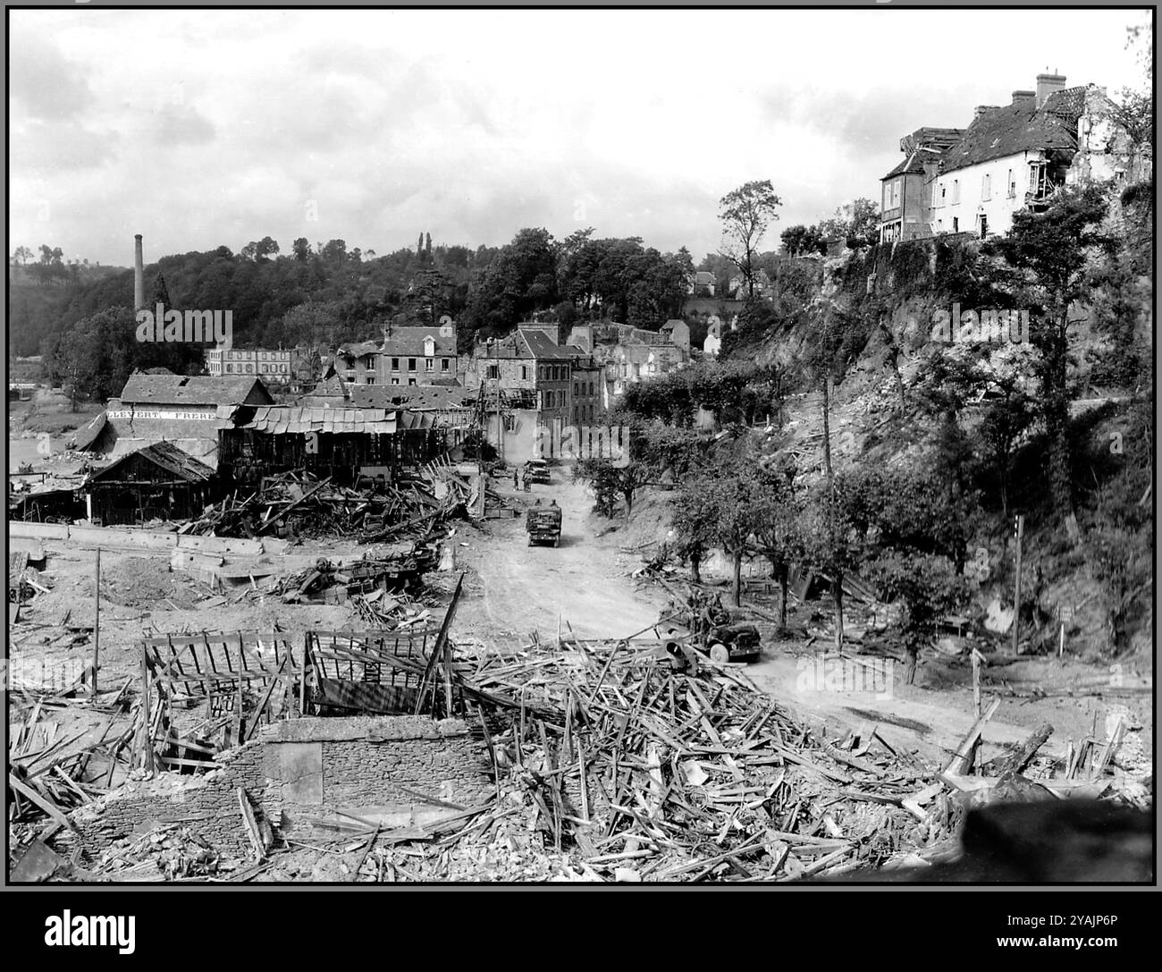 Befreiung Nordwestfrankreich nach dem D-Day Saint Lô in der Normandie wurde eine Straße von US-Ingenieuren freigemacht. Ein Konvoi von drei Dodges: Die ersten 2 WC 51 sind Elemente des 29. IUS D, der Kommandowagen im Hintergrund links alles ist in Trümmern nach heftigen Kämpfen mit Nazi-Truppen. Die Schlacht von Saint-Lô, die im Juli 1944 ausgetragen wurde, war ein kritischer Angriff während des Normandie-Feldzugs des Zweiten Weltkriegs. Saint-Lô, eine kleine Stadt in der Normandie, war wegen ihrer Lage an der Kreuzung mehrerer wichtiger Straßen von strategischer Bedeutung, was sie für den Transport von Truppen und Vorräten von entscheidender Bedeutung machte. Stockfoto