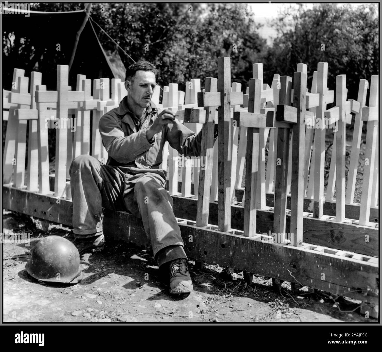SCHLACHT FÜR DIE NORMANDIE 2. Weltkrieg ein packendes Bild von den Soldaten der US-Armee, die Grabkreuze, die weiß gemalt wurden 11. Juni 1944 nach dem D-DAY, bereit für unvermeidliche Verluste, als die alliierten Streitkräfte die Nazis in der Normandie bekämpften, wurden die Leichen ab dem 20. Juli 1944 vom ersten provisorischen Friedhof am Fuße der Klippe zwischen Vierville und Saint-Lauren Stockfoto