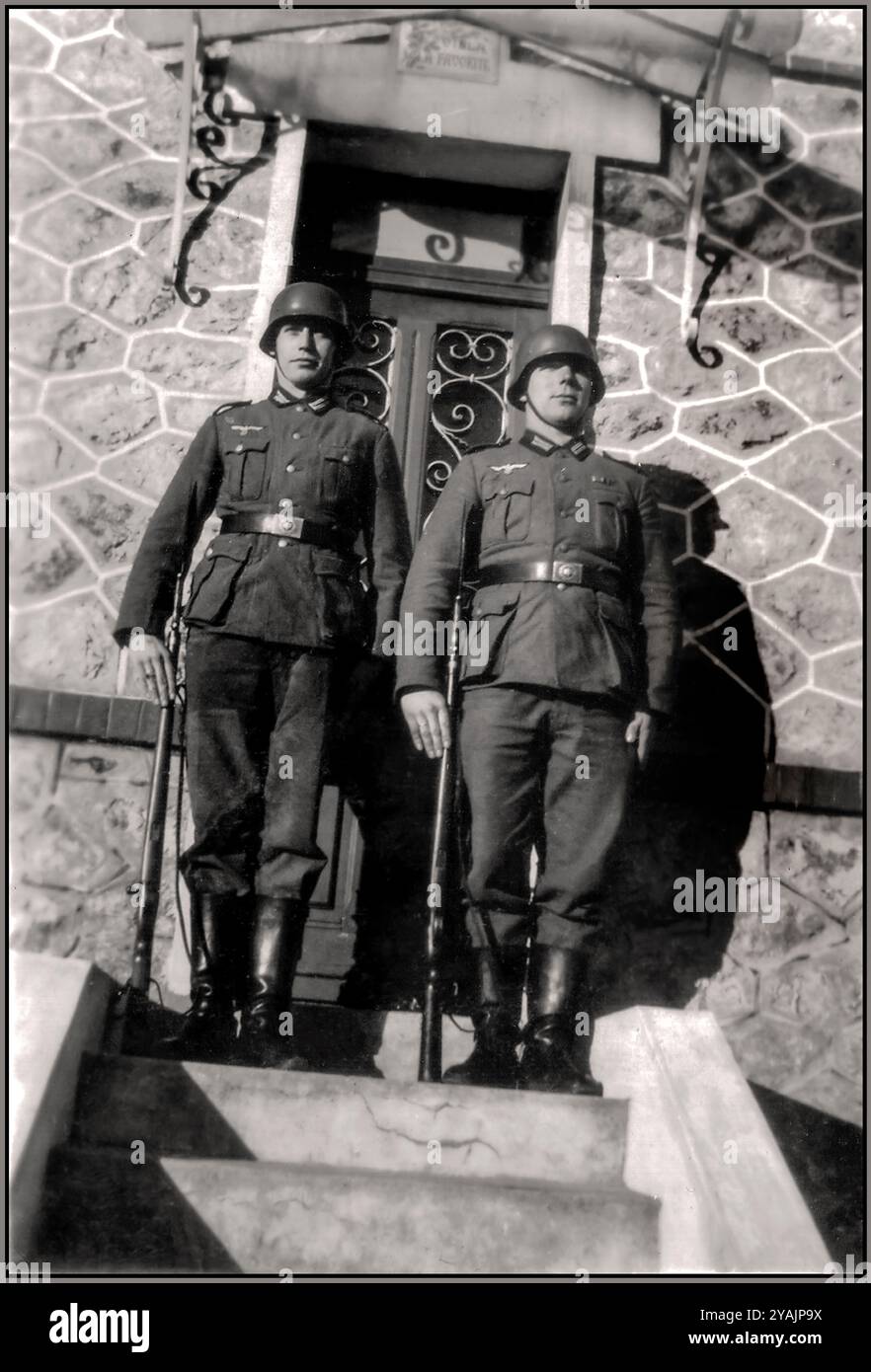 Besetzung der Normandie durch die Nazis mit zwei Wehrmachtssoldaten, die eine von Nazi-Deutschland beschlagnahmte Hausanlage in der Normandie bewachen. 2. Weltkrieg Schlacht in der Normandie 1944 Stockfoto