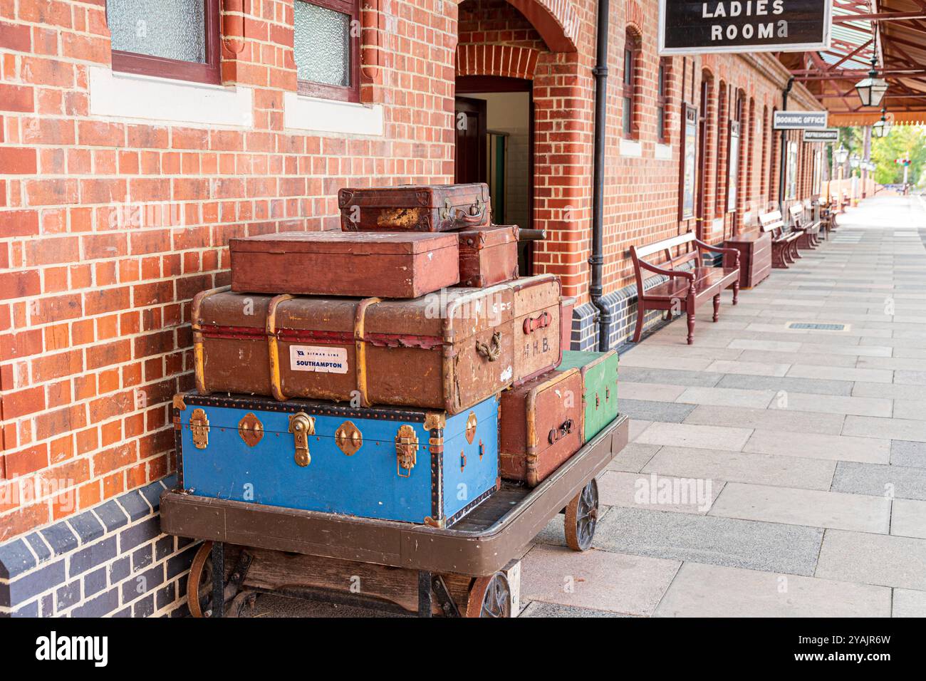 Gepäck auf dem Bahnsteig des wiederaufgebauten Bahnhofs der Gloucestershire & Warwickshire Steam Railway in Cotswold Town of Broadway, Worcestershire UK Stockfoto