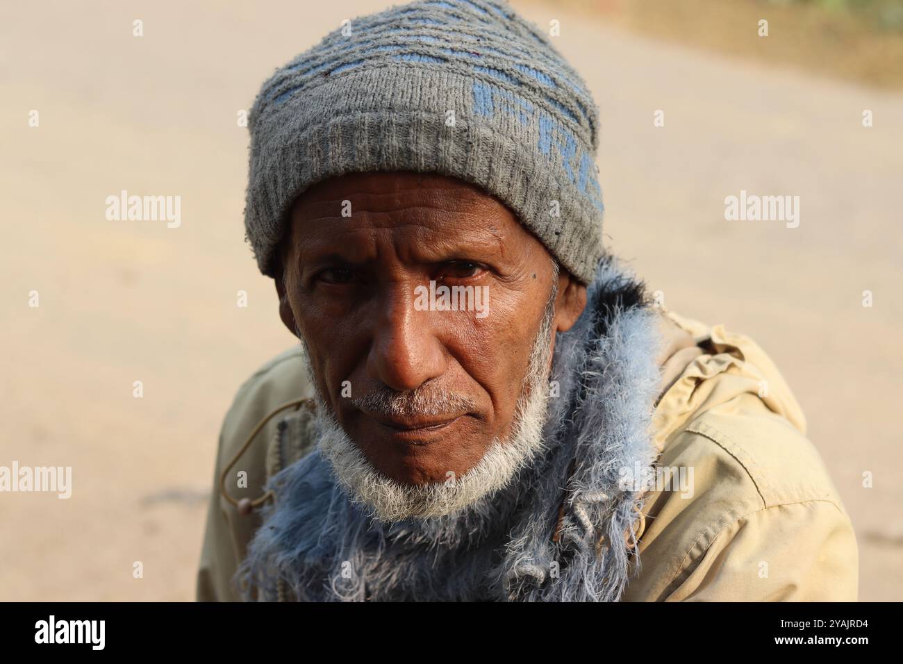 Porträt eines nachdenklichen älteren asiatischen Indianers in warmer Kleidung Stockfoto