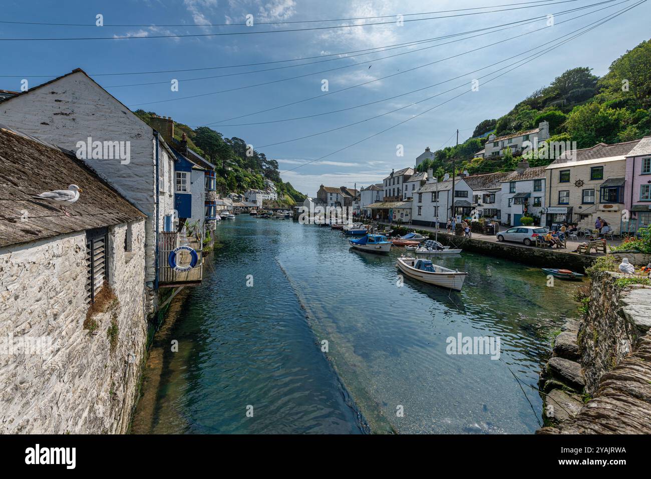 Der Hafen und die Ferienhäuser in Polperro, Cornwall, Großbritannien Stockfoto