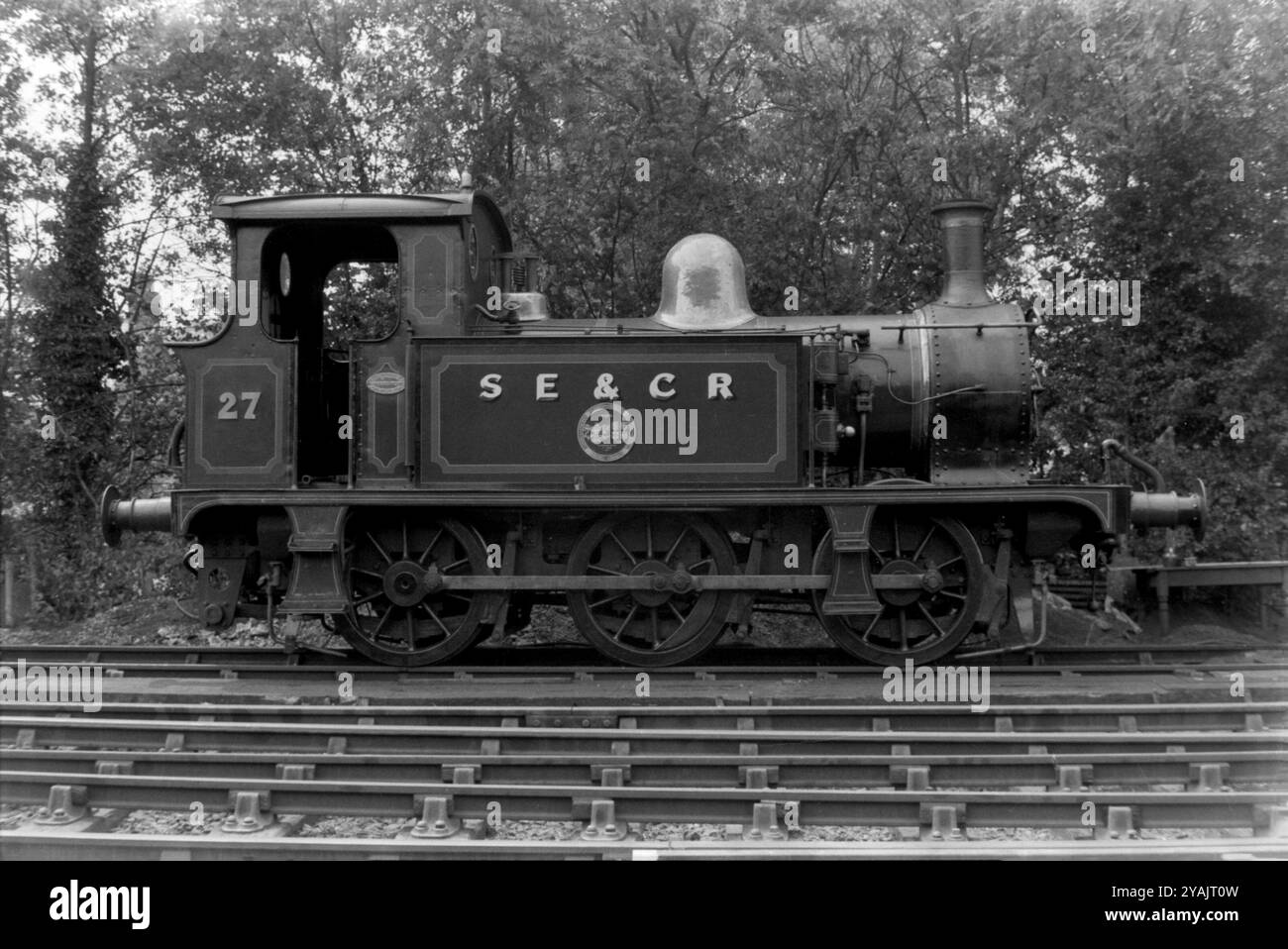 South Eastern and Chatham Railway (SECR) P-Dampflokomotive der Klasse 0-6-0T, entworfen von Harry Wainwright. Nummer 27, genannt Primrose, an der Bluebell Railway in den frühen 1970er Jahren Nur acht Lokomotiven der P-Klasse wurden zwischen 1909 und 1910 für die SECR gebaut. Vom 24. April 1915 bis zum 30. Oktober 1916 war die 27 mit militärischen Arbeiten beschäftigt und wurde über den Kanal für den Kriegsdienst nach Boulogne transportiert. Kam 1961 bei der Bluebell Railway an und verkehrte auf der Strecke, bis sie 1974 zur Restaurierung zurückgezogen wurde, aber diese blieb bis vor kurzem stehen Stockfoto