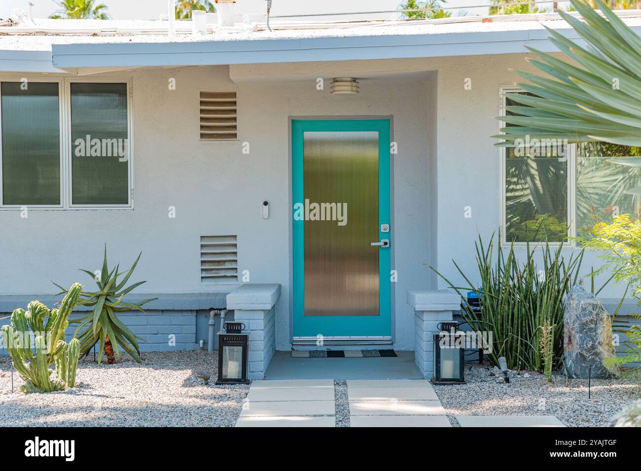 Palm Springs, CA, USA-22. Mai 2024: Äußere eines modernen Luxushauses aus der Mitte des Jahrhunderts in einem Vorstadtviertel. Stockfoto