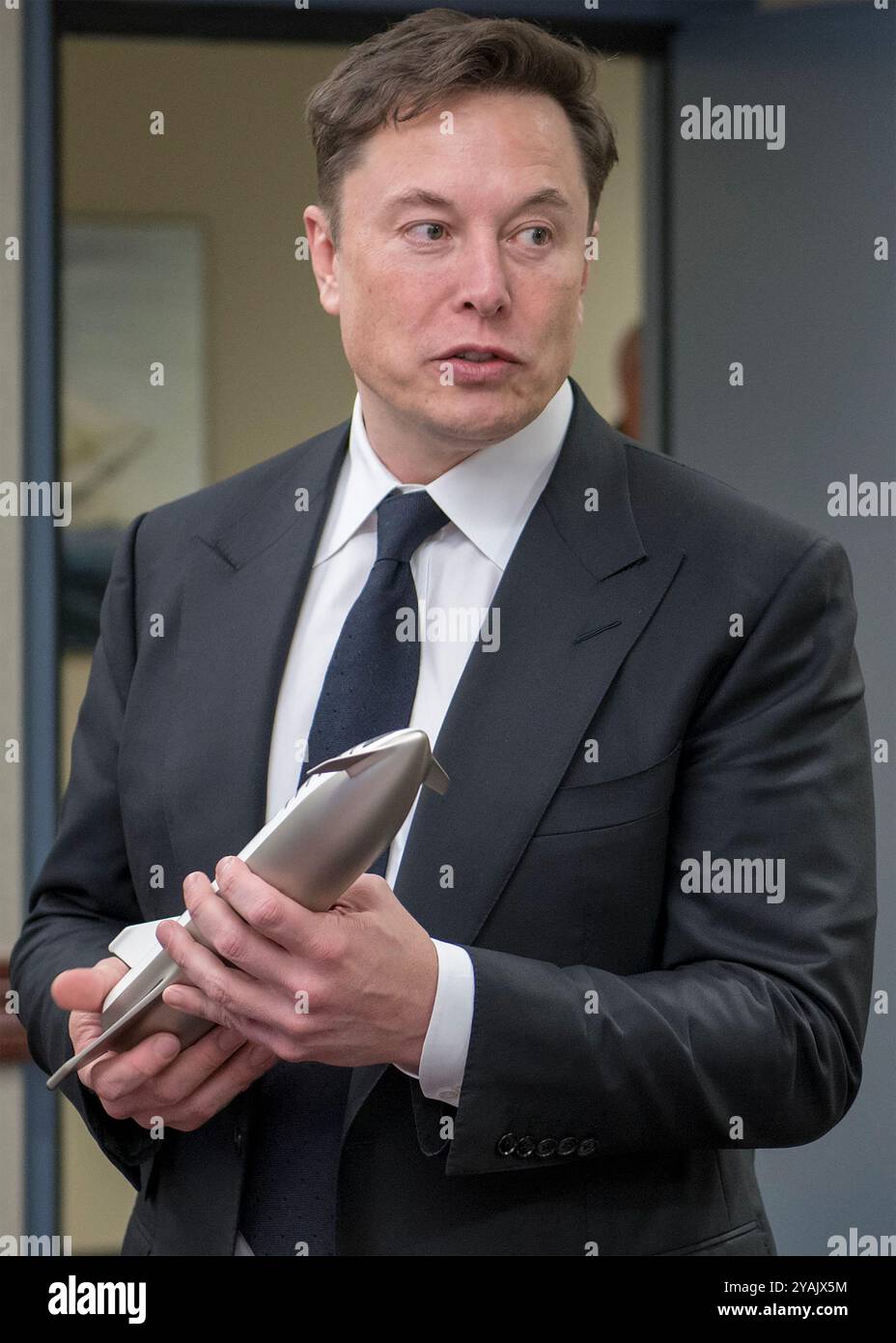 ELON MUSK amerikanischer Milliardär Unternehmer mit einem Modell seines Raumschiffs im April 2019 Stockfoto