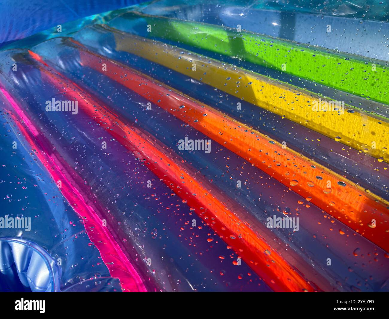 Abstrakter Hintergrund, farbenfroher nasser Flieder im Schwimmbad mit Wassertropfen Stockfoto