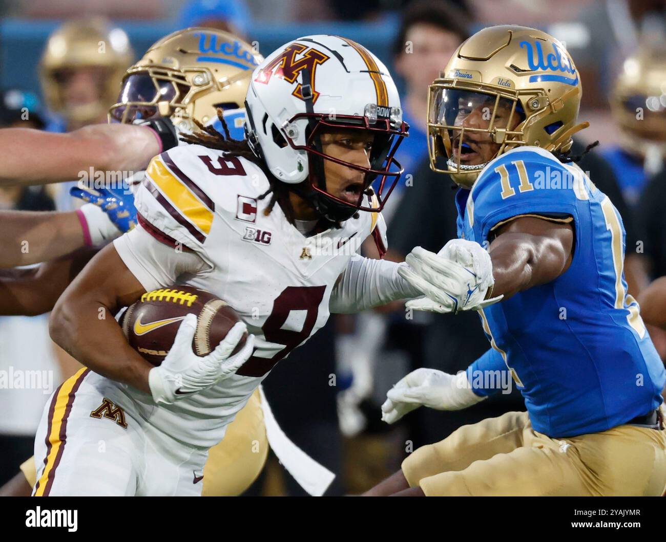 Am 12. Oktober 2024 trägt Daniel Jackson (9) den Ball während des Spiels gegen die UCLA Bruins im Rose Bowl in Pasadena Kalifornien. Obligatorischer Bildnachweis: Charles Baus/CSM (Bildnachweis: © Charles Baus/Cal Sport Media) Stockfoto