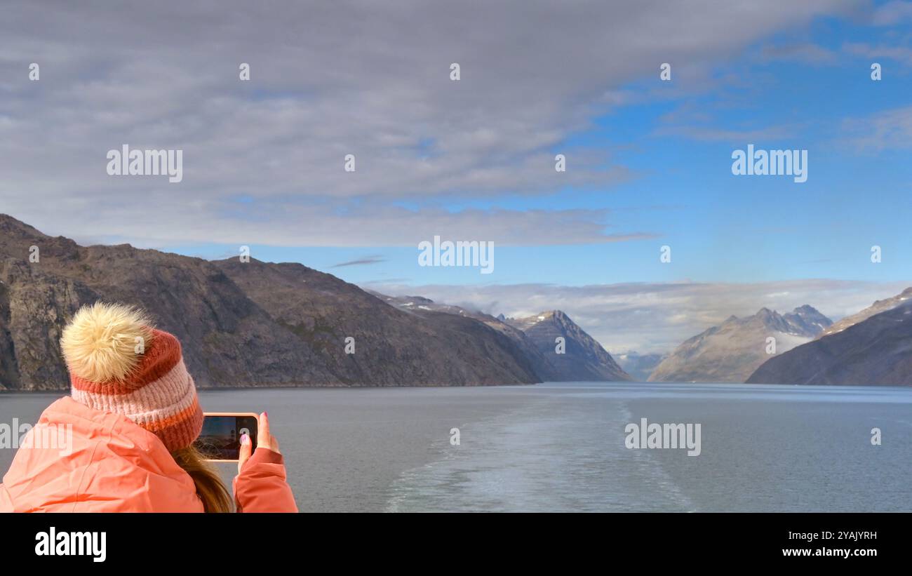 Prince Christian Sound, Grönland - 29. August 2024: Kreuzfahrtpassagier machen ein Foto des malerischen Fjords mit einem Mobiltelefon. Stockfoto