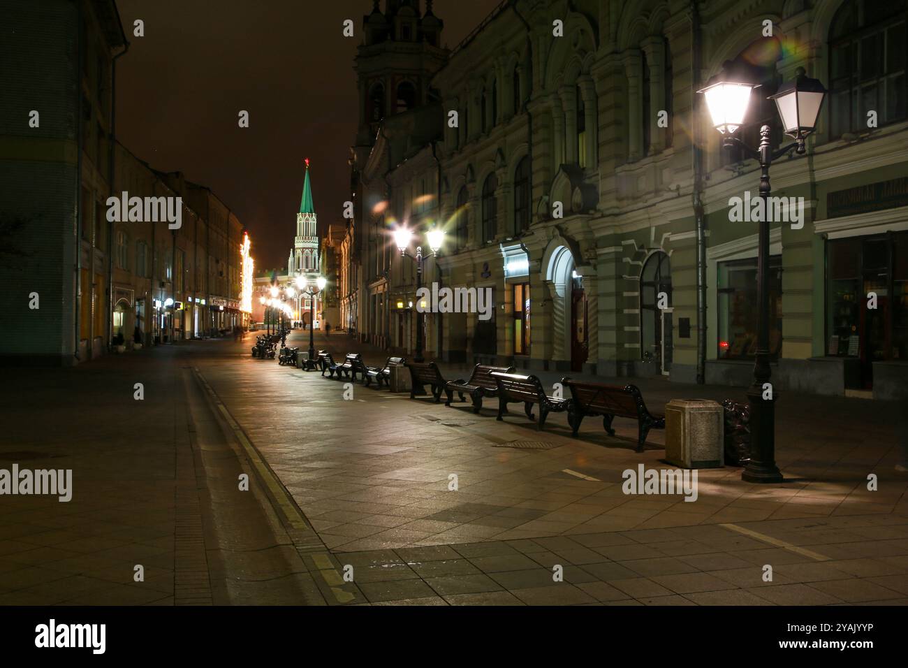 Eine Straße in der Innenstadt von Moskau bei Nacht Stockfoto