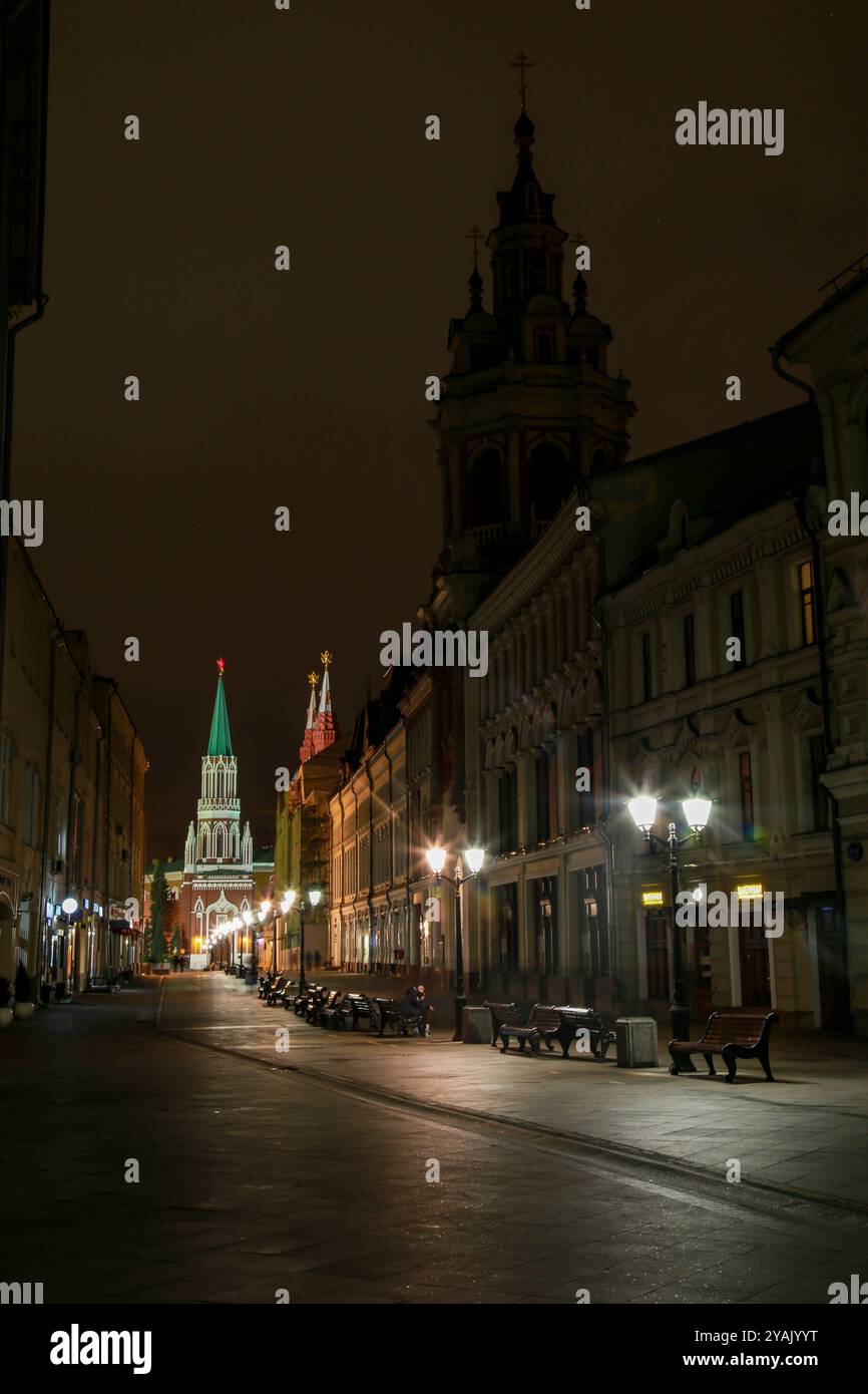 Eine Straße in der Innenstadt von Moskau bei Nacht Stockfoto