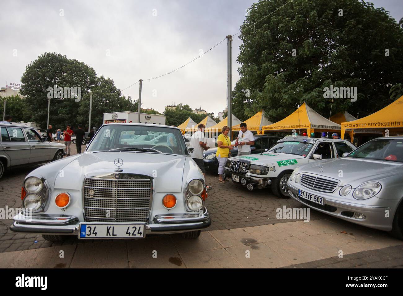 Gaziantep, Turkiye. 30. Juni 2024. Das Mercedes Classic Festival findet im Zentrum von Gaziantep statt, bei dem sowohl klassische Mercedes-Fahrzeuge als auch andere Oldtimer zu sehen sind. Das Festival, das in Zusammenarbeit mit dem türkischen Mercedes Classic Automobile Club und dem Türkischen Classic Automobile Club stattfand, hieß Oldtimer-Enthusiasten aus der ganzen Türkei Stockfoto