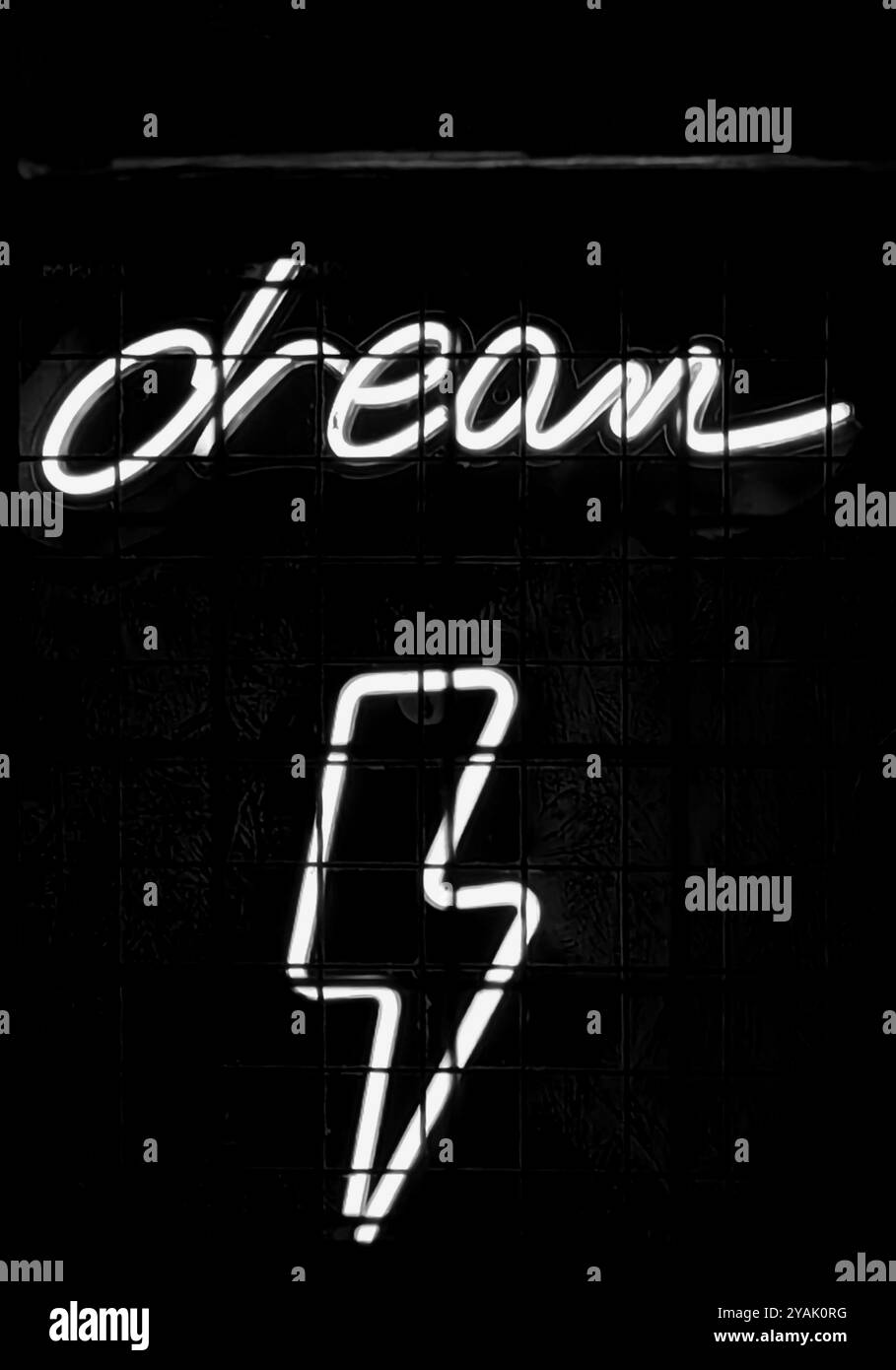 Neon-Träume. Beleuchtung des dunklen Raumes mit beleuchtetem Donner. Schwarzweiß, Schwarzweiß Stockfoto