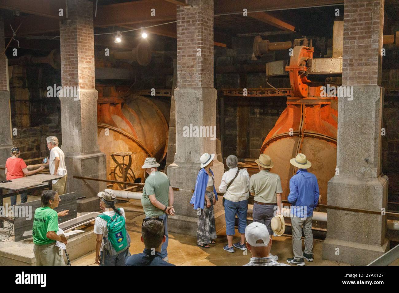 Die Tourgruppe sieht die beiden 800-ps-Wasserturbinen in Harmony Mills, Cohoes, Hauptstadtregion des Bundesstaates New York, USA Stockfoto