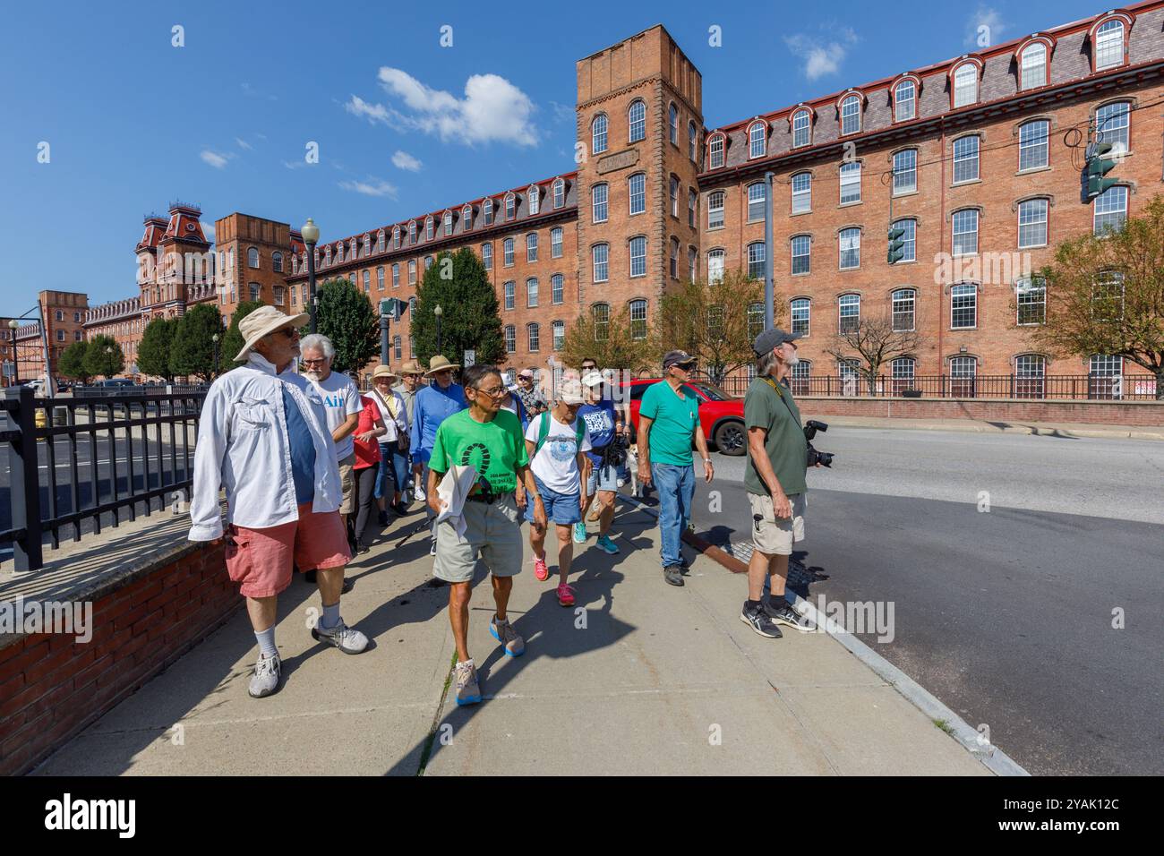 Die Gruppe verlässt Harmony Mills, einst die größte Baumwollfabrik der Welt. Cohoes in der Hauptstadtregion des Bundesstaates New York, USA Stockfoto