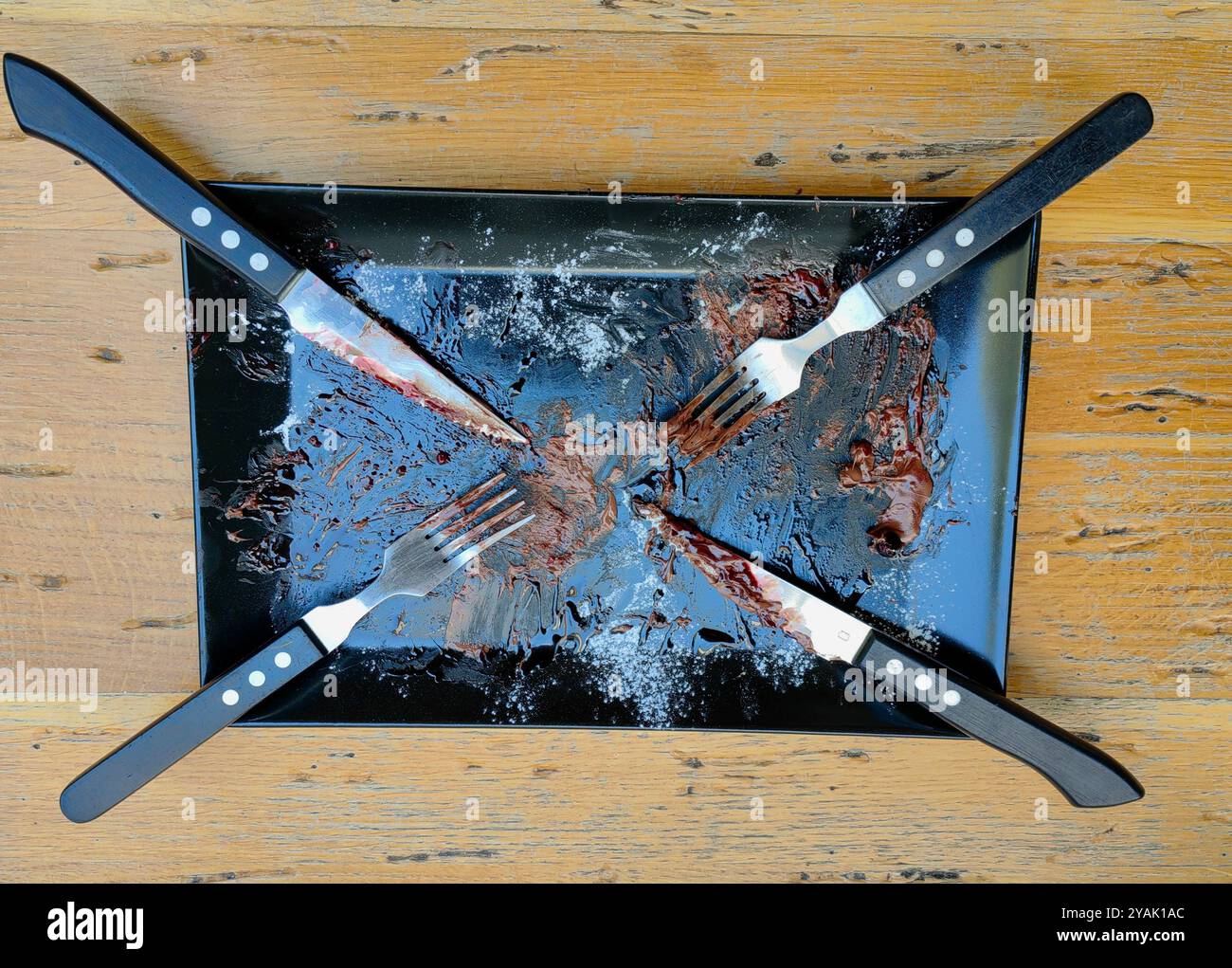 Hungry Games: Besteck auf einem leeren Dessertteller Stockfoto
