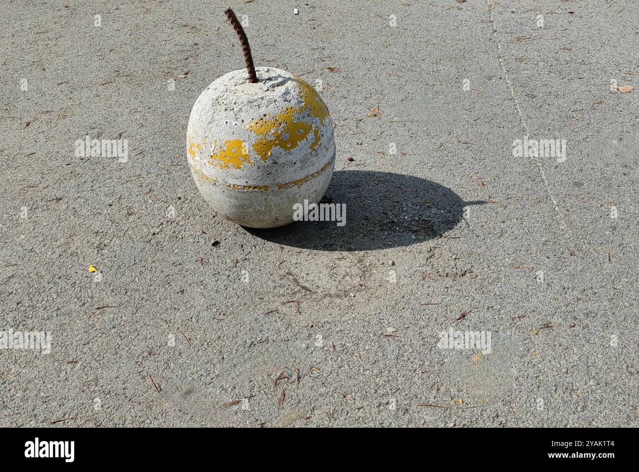 Abstrakte Betonbombe – Street Art in Licht und Schatten Stockfoto