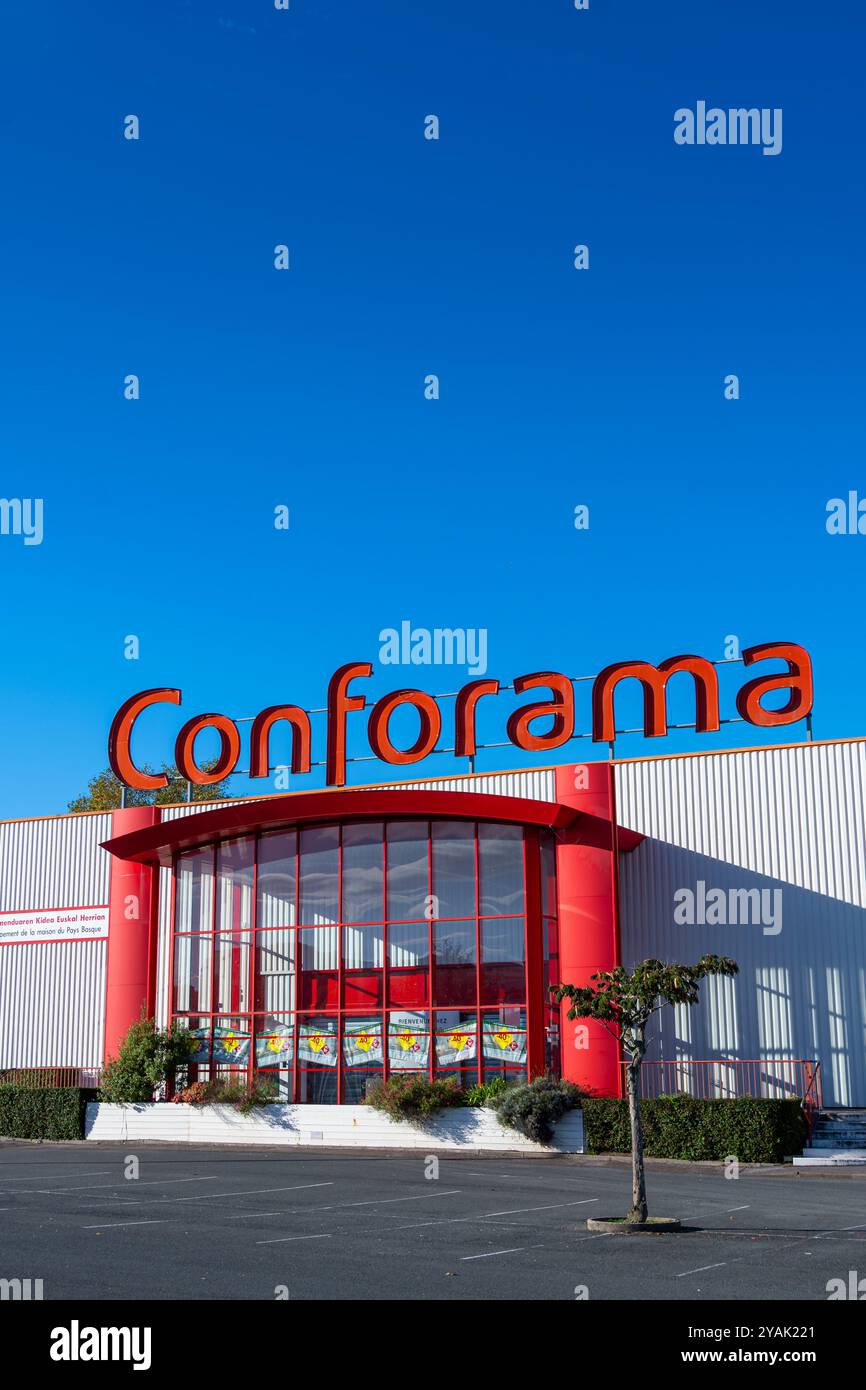 Eintritt zu einem Conforama Möbelgeschäft. Conforama ist eine französische Einzelhandelskette mit über 200 Geschäften in Europa Stockfoto