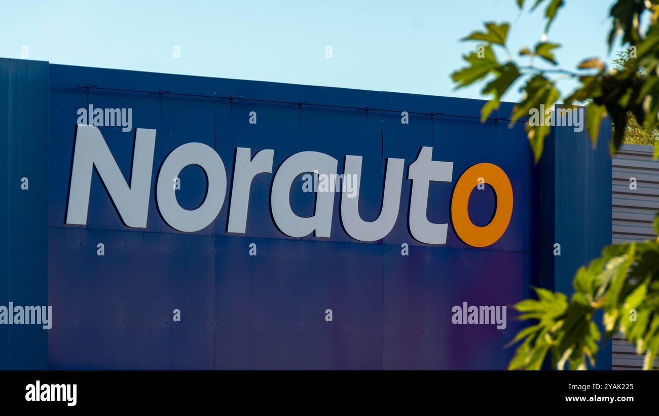 Schild und Logo eines Norauto Zentrums. Norauto ist ein französisches Unternehmen, das sich auf schnelle Reparatur, Wartung und Fahrzeugausrüstung spezialisiert hat Stockfoto