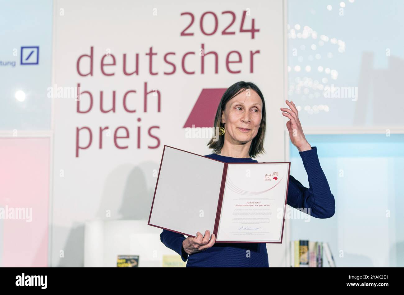 14. Oktober 2024, Hessen, Frankfurt/Main: Autorin Martina Hefter erhält den Deutschen Buchpreis 2024 für ihren Roman „Hey guten Morgen, wie geht es es dir?“ Der Deutsche Buchpreis 2024 wurde im Kaisersaal des Römers verliehen. Foto: Andreas Arnold/dpa Stockfoto