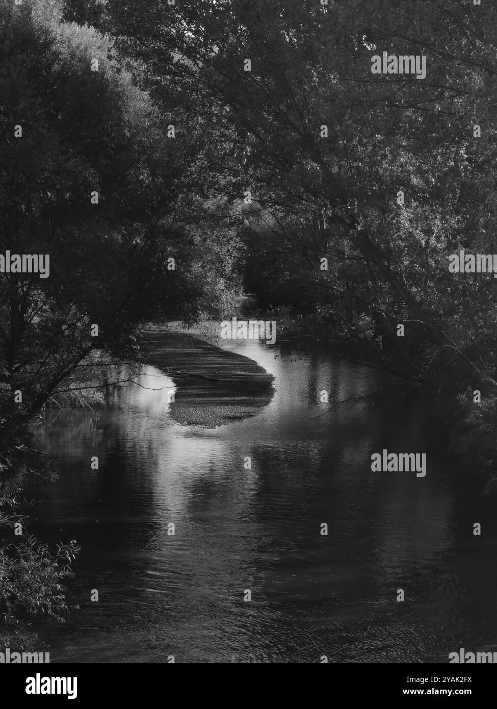 Gerahmte Ruhe. Glühende Reflexion, im Fluss. Stockfoto