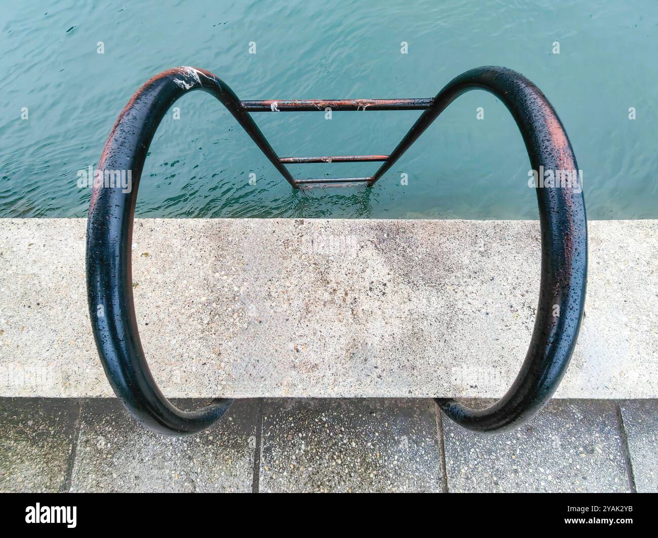 Metall-Handlauf-Bautreppe, die zum Fluss führt, Abstract RAM, männliche Schafhörner Konzept Stockfoto