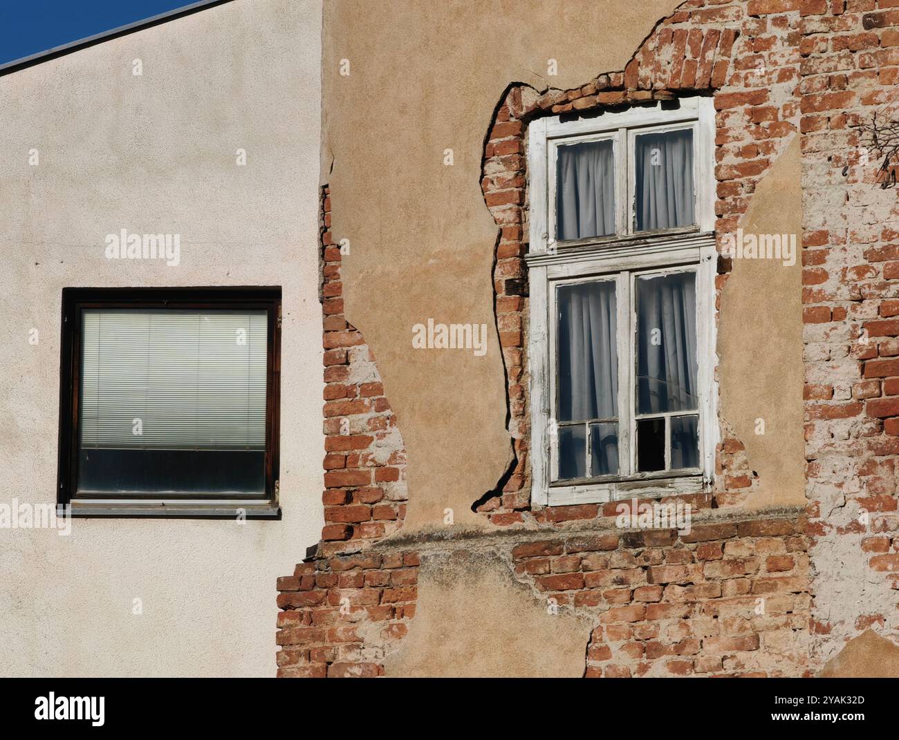 Fenster durch die Zeit: Kontrastierende Stile von Vergangenheit und Gegenwart Stockfoto