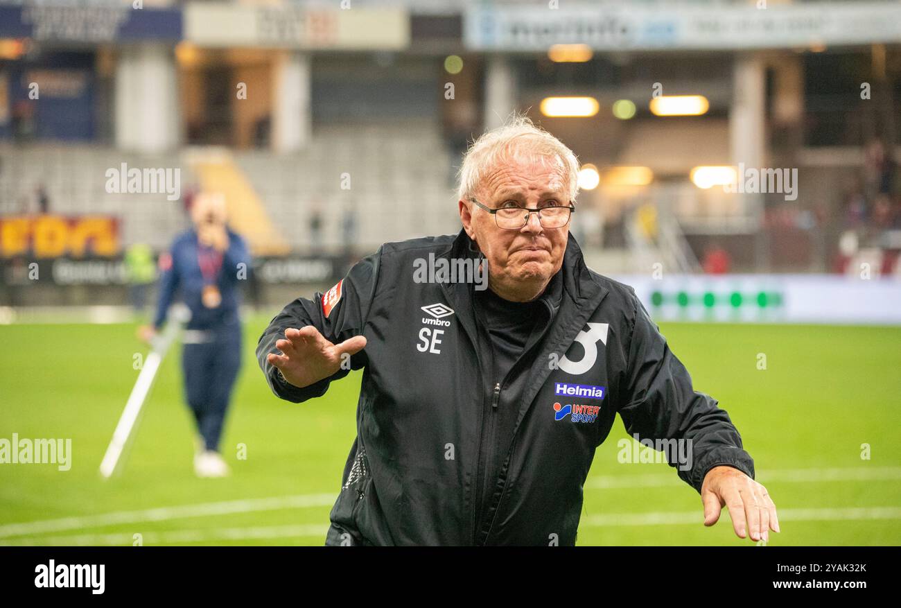Göteborg, Schweden, 26. Juli 2024. Teamchef Stig „Stisse“ Ekman feiert mit seinen Fans nach dem Sieg gegen Örgryte IS Stockfoto