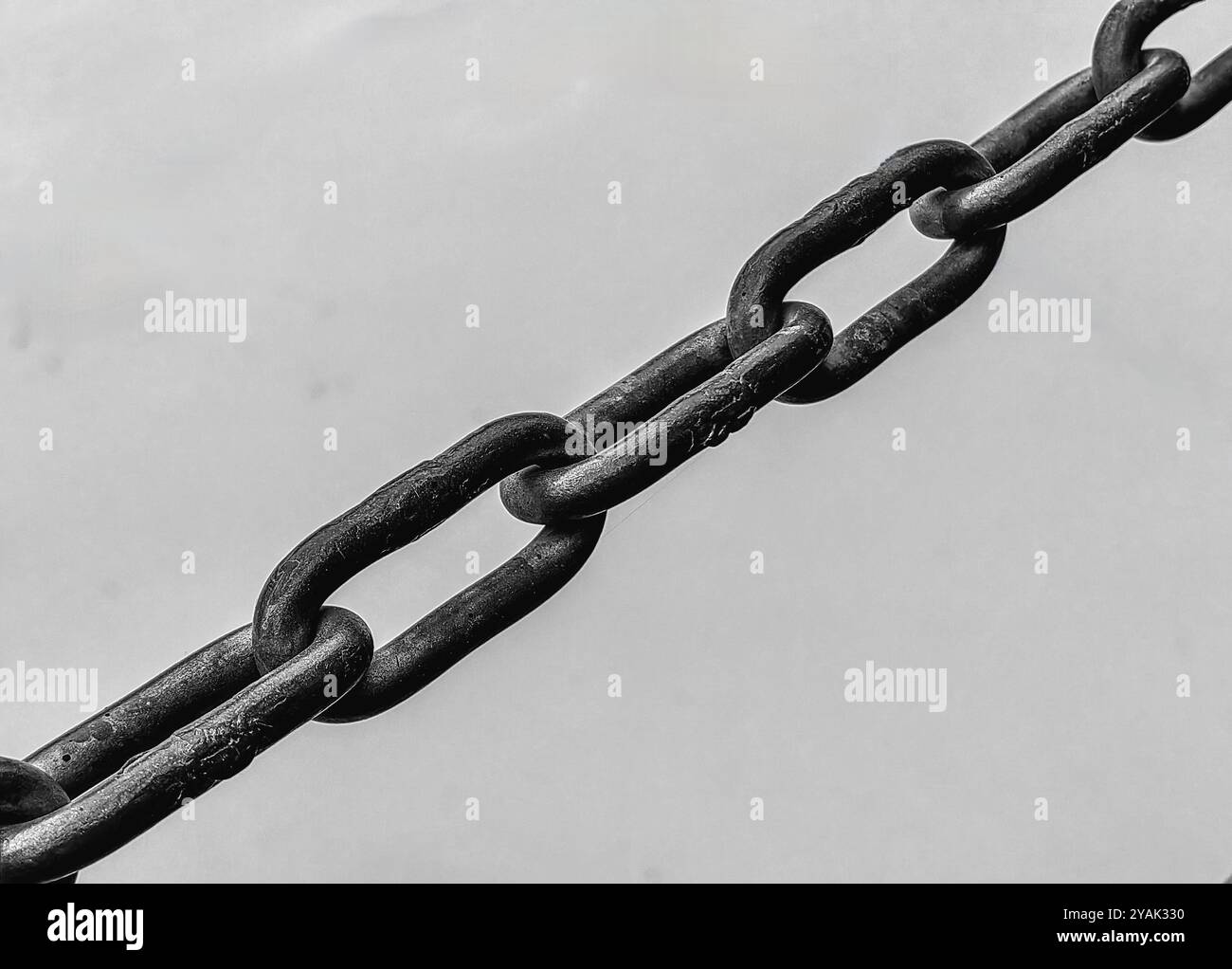 Sind Sie frei oder gefangen? Kettenglied diagonal in Schwarz-weiß Stockfoto