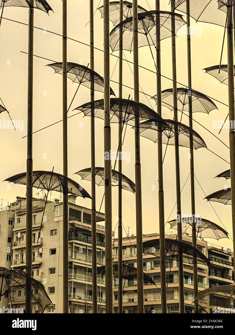 Die legendären Regenschirme von Zongolopoulos: Ein weltweites Meisterwerk. Einzigartige Perspektive. Fotokonzept im Retro-Stil. Stockfoto