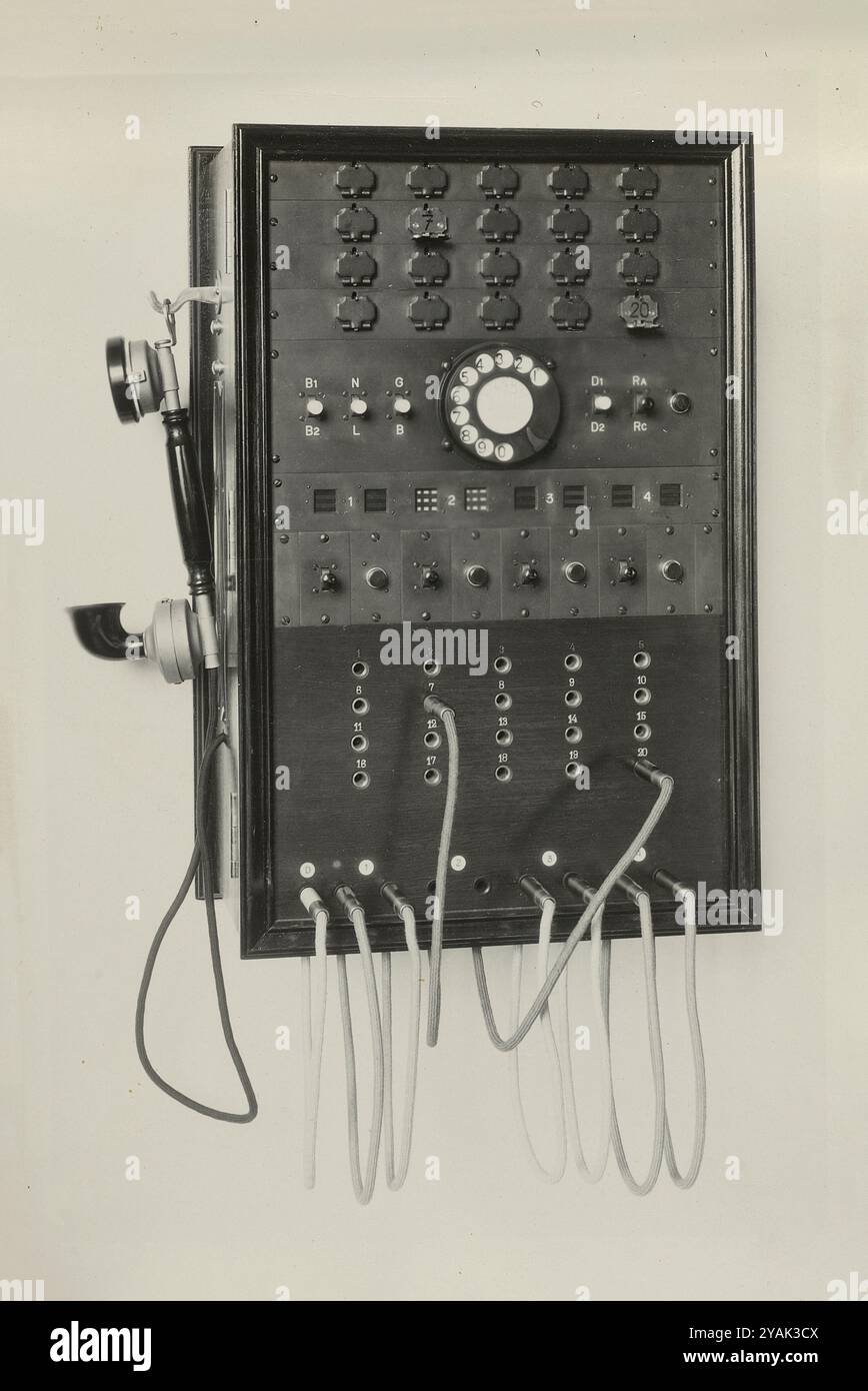 Schweizer Vintage-Hauptschalter für Wandmontage, 1925 (Gfeller). Bümpliz, Schweiz. Umschalter mit Schaltkabeln. Für die Rufsignalisierung der 20 internen Leitungen werden Klappen mit magnetischer Entriegelung verwendet. Stockfoto