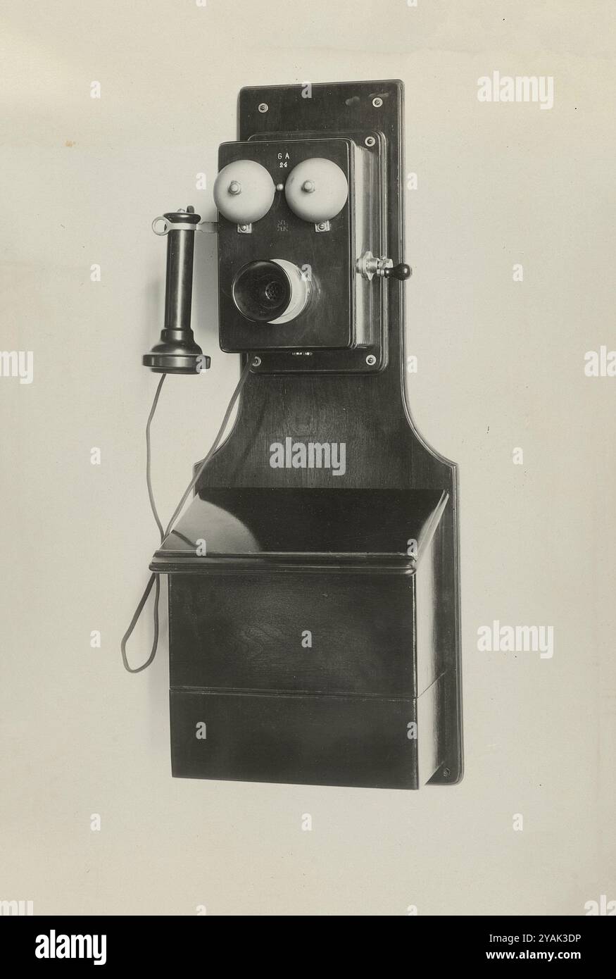 Vintage Schweizer Telefon. Örtliche Batteriewandstation (Gfeller). Bümpliz, Schweiz. 1920 Holzkoffer mit Konsolenkasten, Lorenz-Mikrofon und Western-Empfänger. Stockfoto