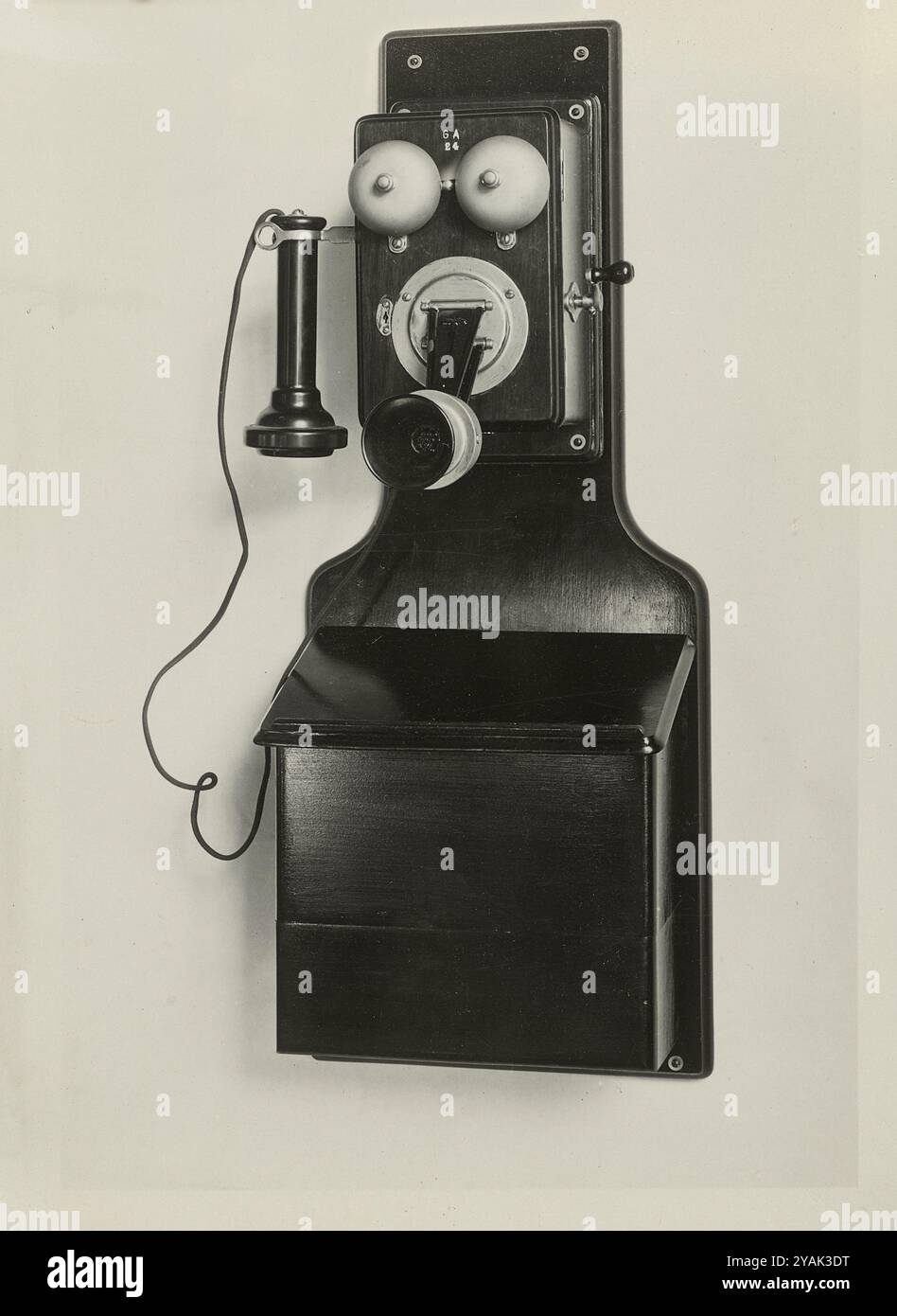 Schweizer Vintage-Telefone. Örtliche Batteriewandstation (Gfeller). Bümpliz, Schweiz. Datiert ca. 1920 Holzkoffer mit Konsolenkasten, verstellbarem Lorenz-Mikrofon und Western-Empfänger. Stockfoto