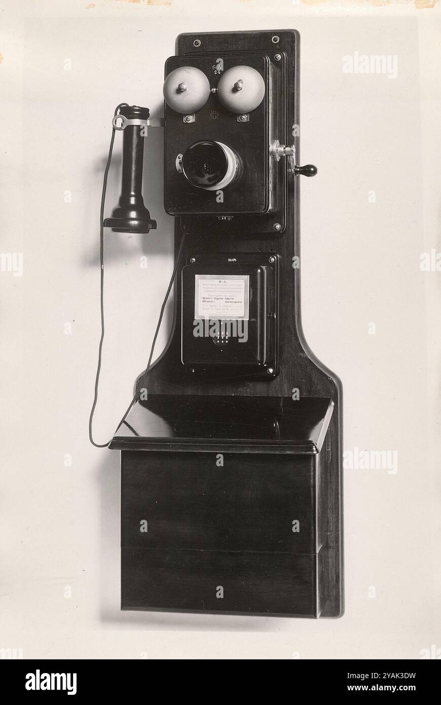 Vintage Schweizer Telefon. Örtliche Batterielandstation für kommunalen Anschluss (Gfeller). Bümpliz, Schweiz. Holzschrank aus den 1920er Jahren mit Konsolenkasten, Lorenz-Mikrofon und Western-Empfänger Stockfoto
