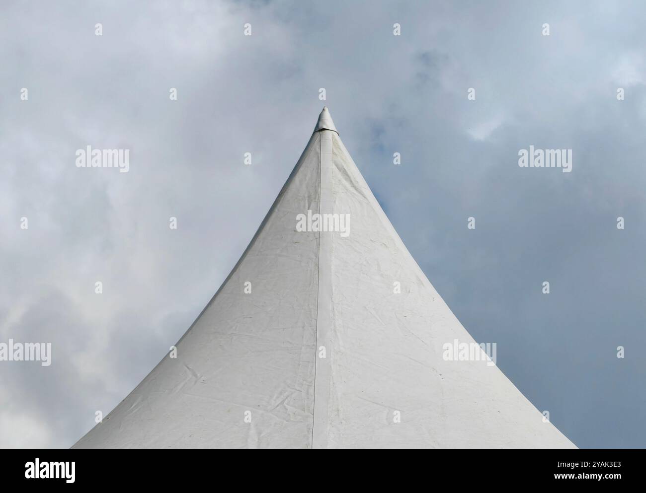 Peak: Spike-Konzept des Weißen Zeltes vor einem Hintergrund des klaren Himmels. Stockfoto