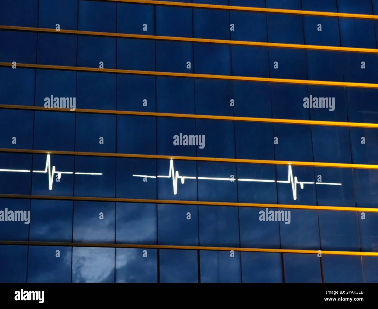 Urban White Pulse of the Glass Window: Modernes Außendesign bei Nacht. Orange und Blau. Wohngebäude. Stockfoto Urban White Pulse of the Glass Window: Modernes Außendesign bei Nacht. Orange und Blau. Wohngebäude. Stockfoto