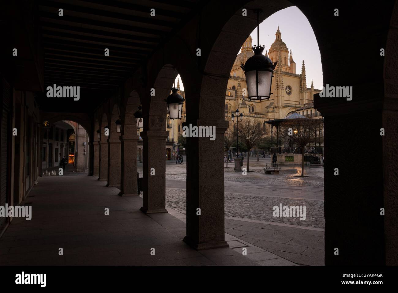 Blick auf die Kathedrale von den Arkaden der Plaza Mayor in Segovia bei Sonnenuntergang, Spanien Stockfoto