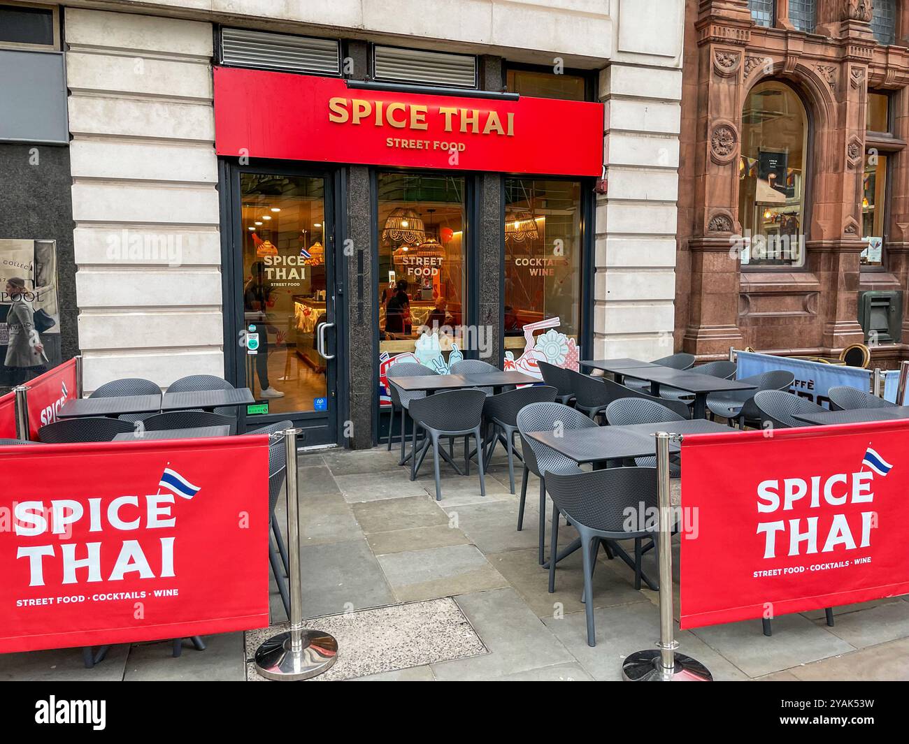 Vor dem Spice Thai Restaurant in der Castle Street in Liverpool Stockfoto