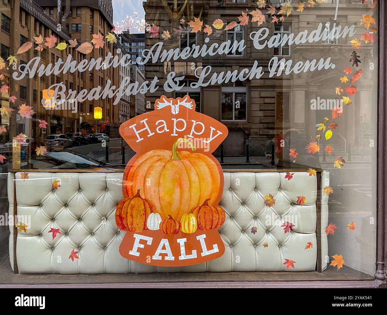 Happy Herbstschild im Fenster des Moosecoffee Frühstücksbistros in der Dale Street in Liverpool Stockfoto