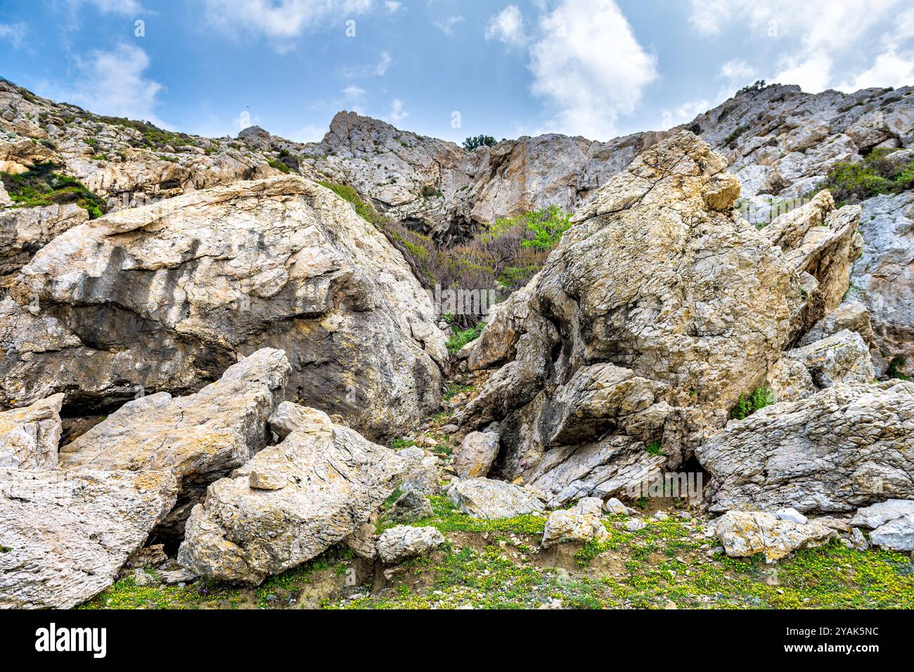 Dionysos oder Dionisos Höhlentempel am Strand von Iero auf der Insel Ikaria, Griechenland, mit felsigen Klippen im Sommer Stockfoto