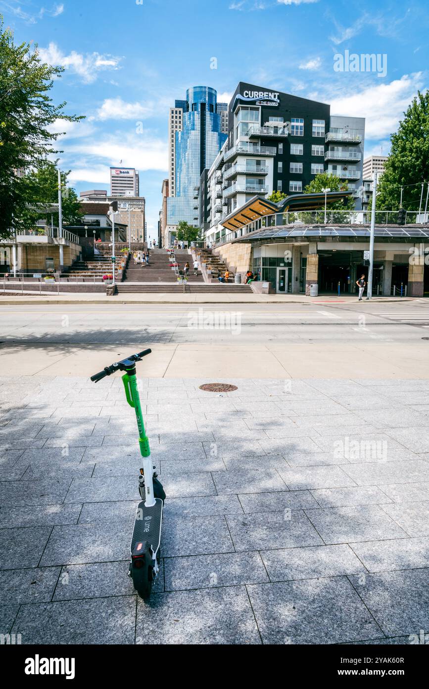 Cincinnati, Ohio, 30. Juli 2022: Kalk-Elektroroller im Smale Riverfront Park in der Innenstadt von Cincinnati Stockfoto