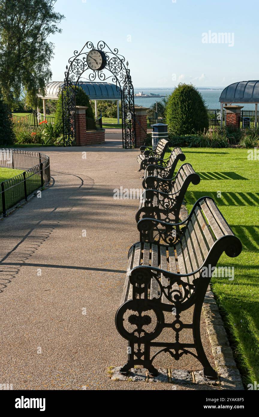 SOUTHEND-ON-SEA, ESSEX, Großbritannien - 29. JULI 2012: Blick auf die Prittlewell Square Gardens im Sommer Stockfoto