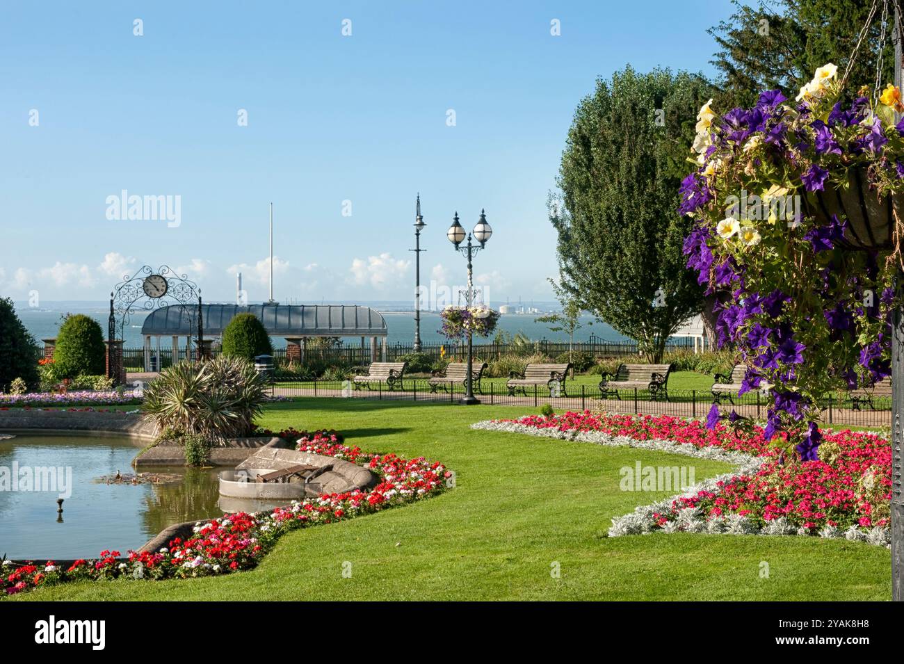 SOUTHEND-ON-SEA, ESSEX, Großbritannien - 29. JULI 2012: Blick auf die Prittlewell Square Gardens im Sommer Stockfoto