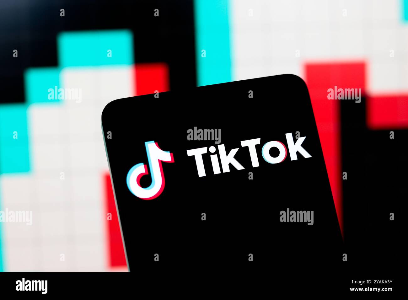 16. Juli 2024, Paraguay. In dieser Abbildung wird das TikTok-Logo auf einem Smartphone-Bildschirm angezeigt Stockfoto