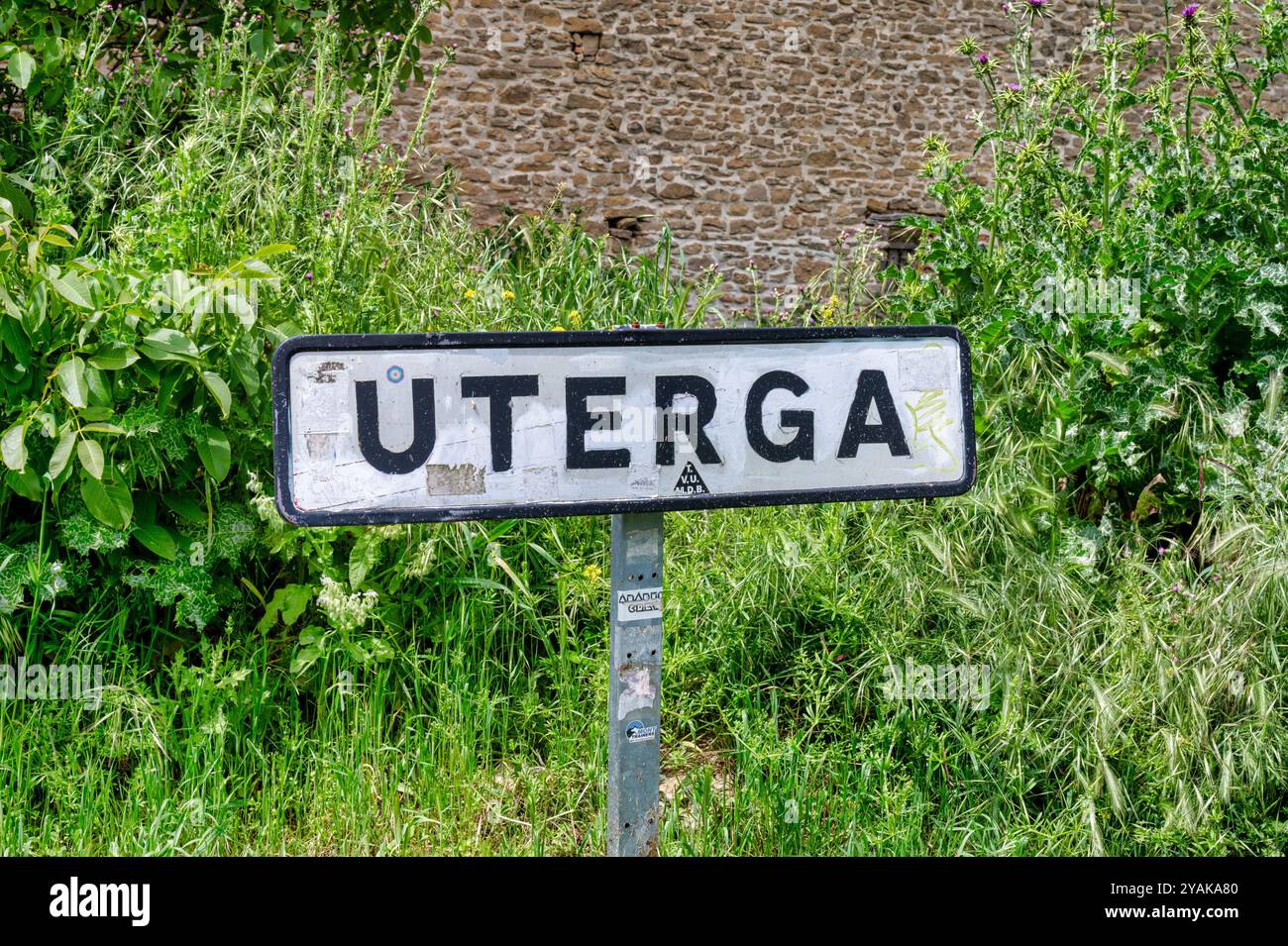 Uterga, Spanien, 21. Mai 2024: Das Schild für das Dorf Uterga am Camnio. Stockfoto