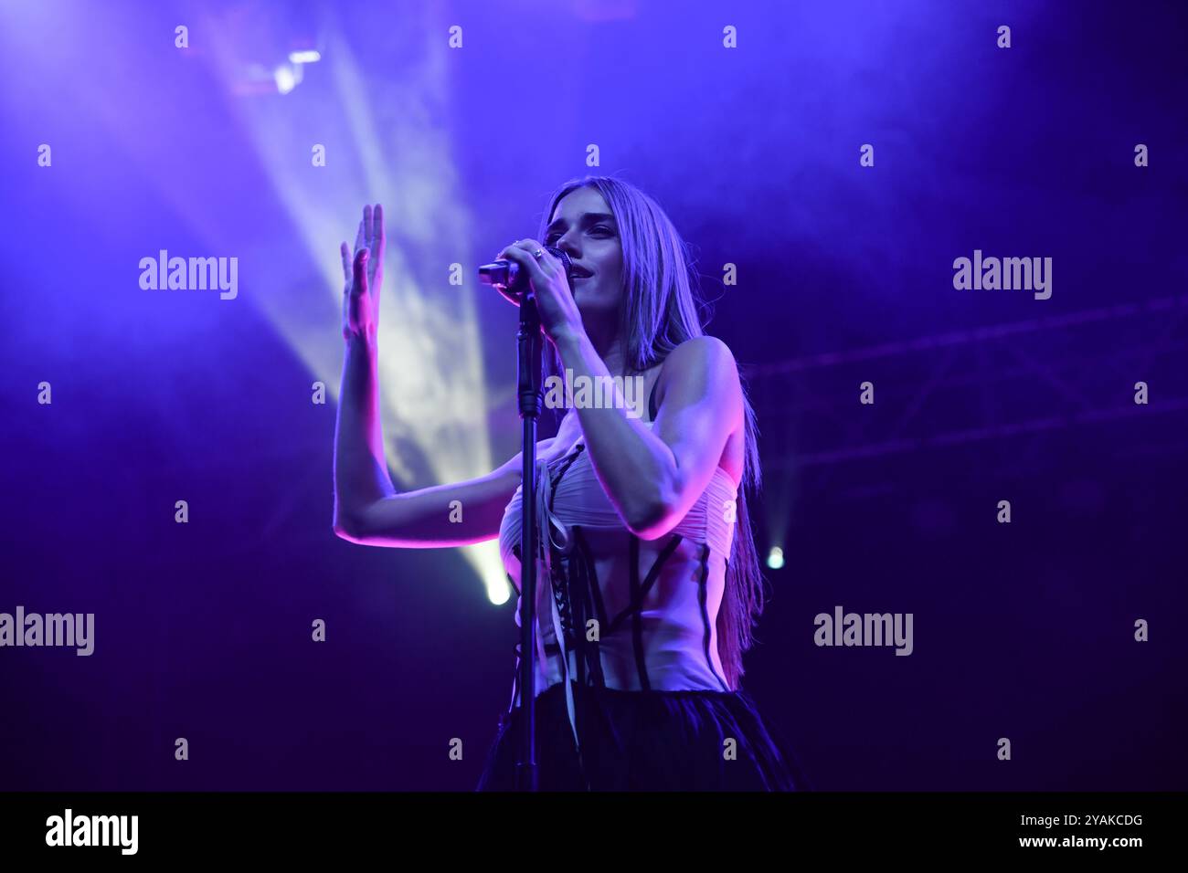 Padua, Italien - 13. Oktober 2024: Clara Soccini, bekannt unter dem Mononym Clara, tritt live in Hall in Padua auf, um ihre „Primo“-Tour zu erleben. Stockfoto