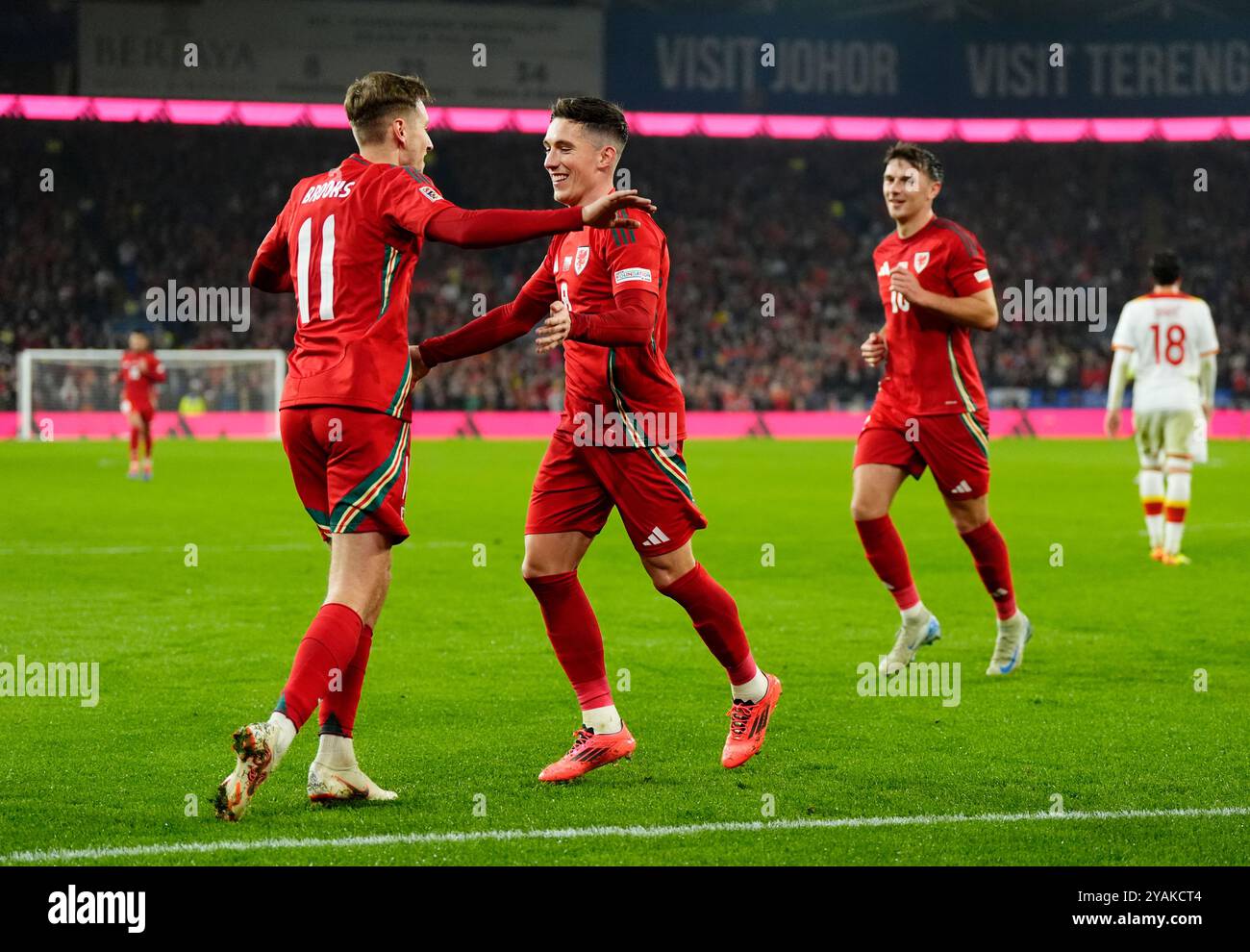 Harry Wilson (Mitte) feiert mit Teamkollege David Brooks (links) das erste Tor ihrer Mannschaft während des B4-Spiels der UEFA Nations League im Cardiff City Stadium. Bilddatum: Montag, 14. Oktober 2024. Stockfoto