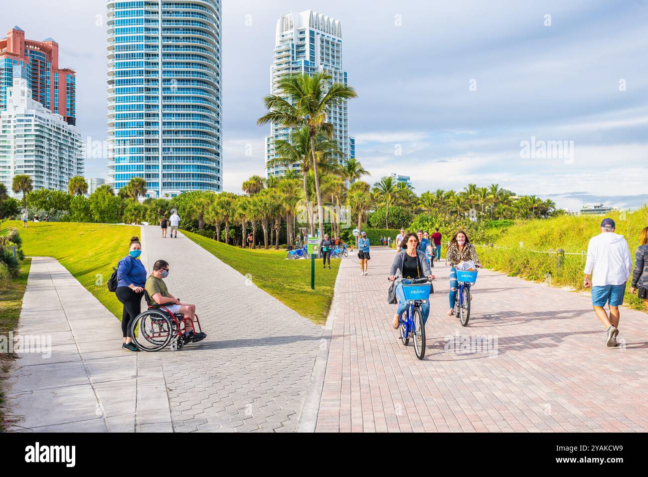 Miami Beach, USA - 17. Januar 2021: Menschen auf der Promenade im Lummus South Pointe Pier Park, Ocean Drive im Art déco-Viertel von South Beach Florida Stockfoto