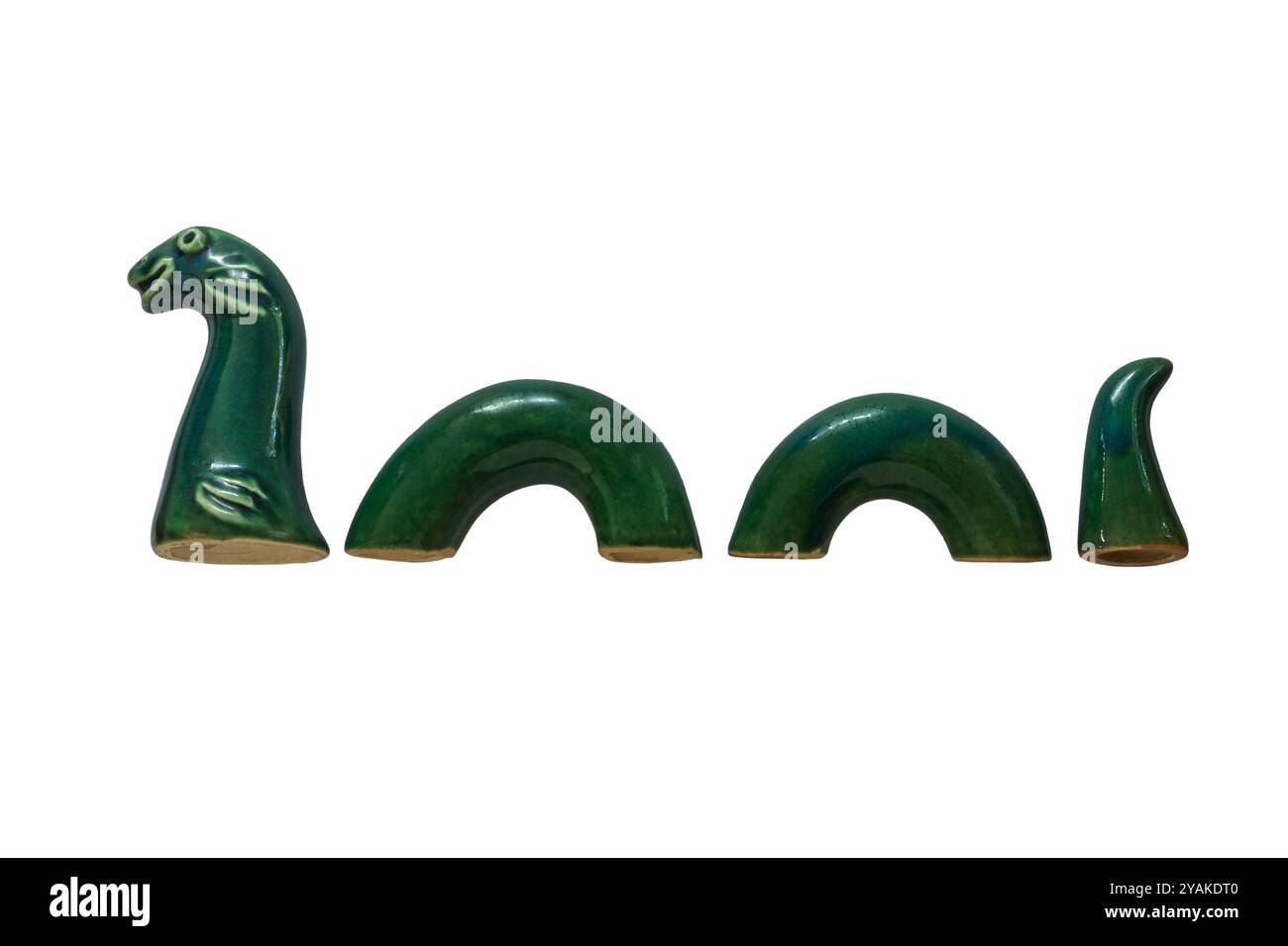 Keramikschmuck basierend auf Loch Ness Monster mit einzelnen Abschnitten auf weißem Hintergrund Stockfoto
